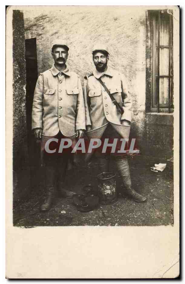 Deux soldats en uniforme — pose devant un mur — éditeur inconnu, n° de série non visible