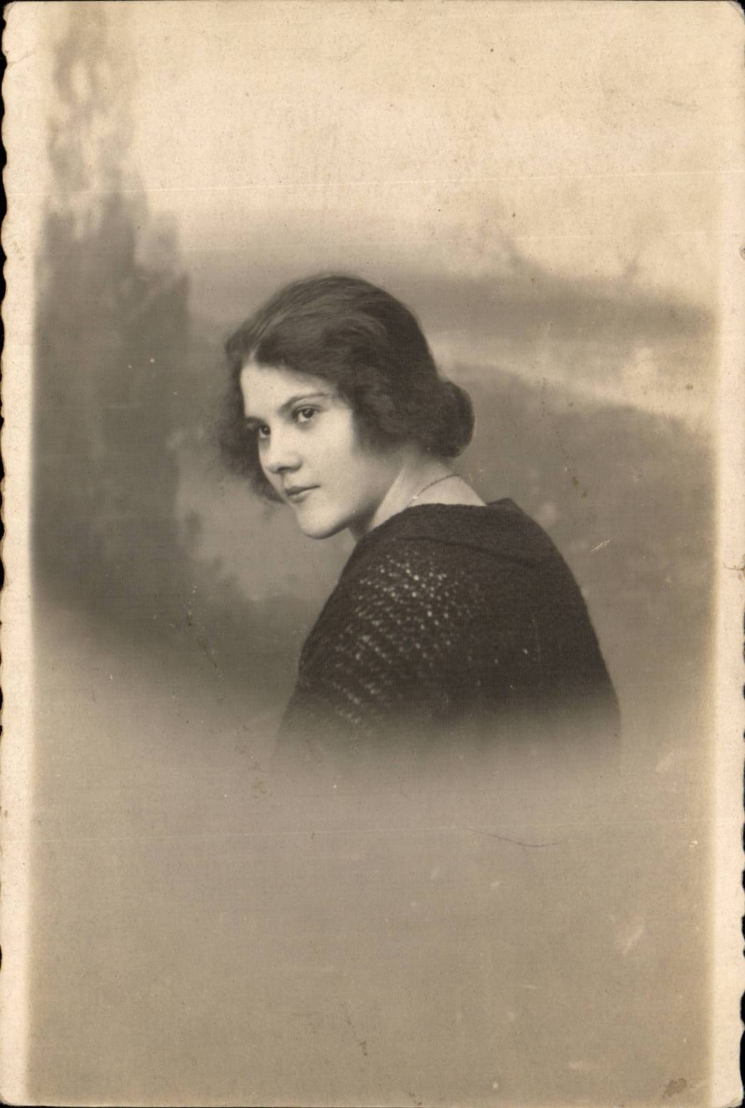 Joven mujer — retrato — editor desconocido, número de serie no visible