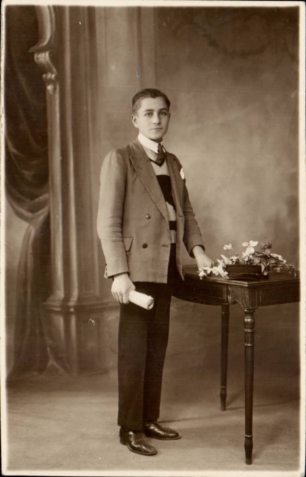 CARTE PHOTO Jeune homme a Lunel