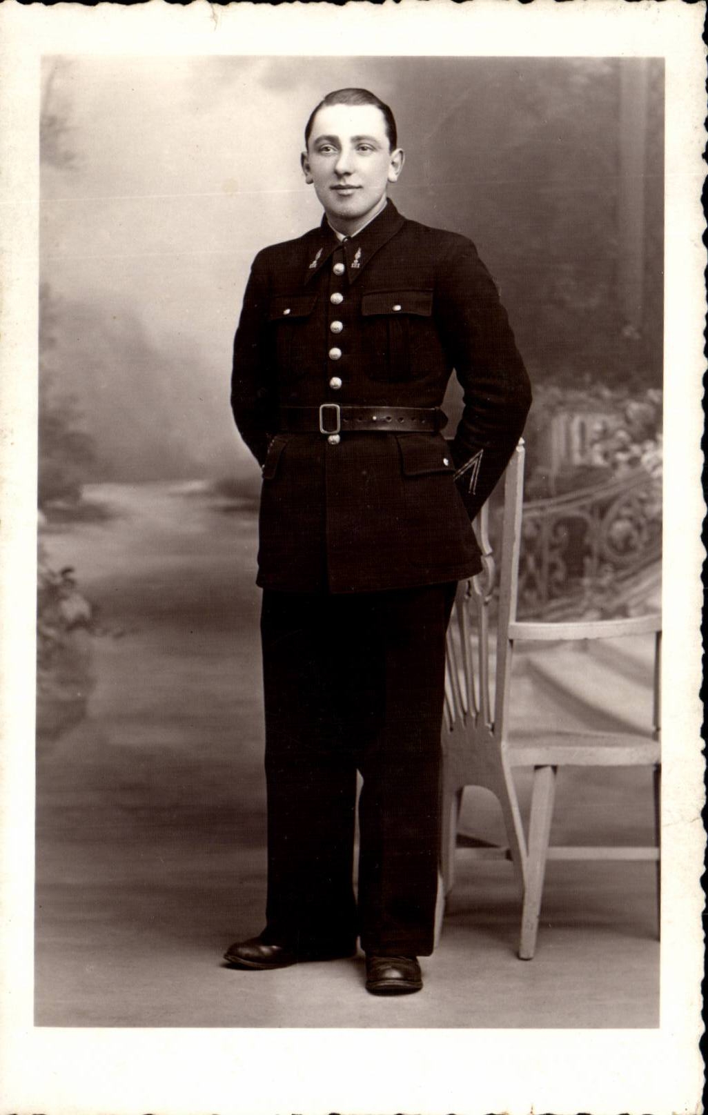 CARTE PHOTO Jeune soldat militaria