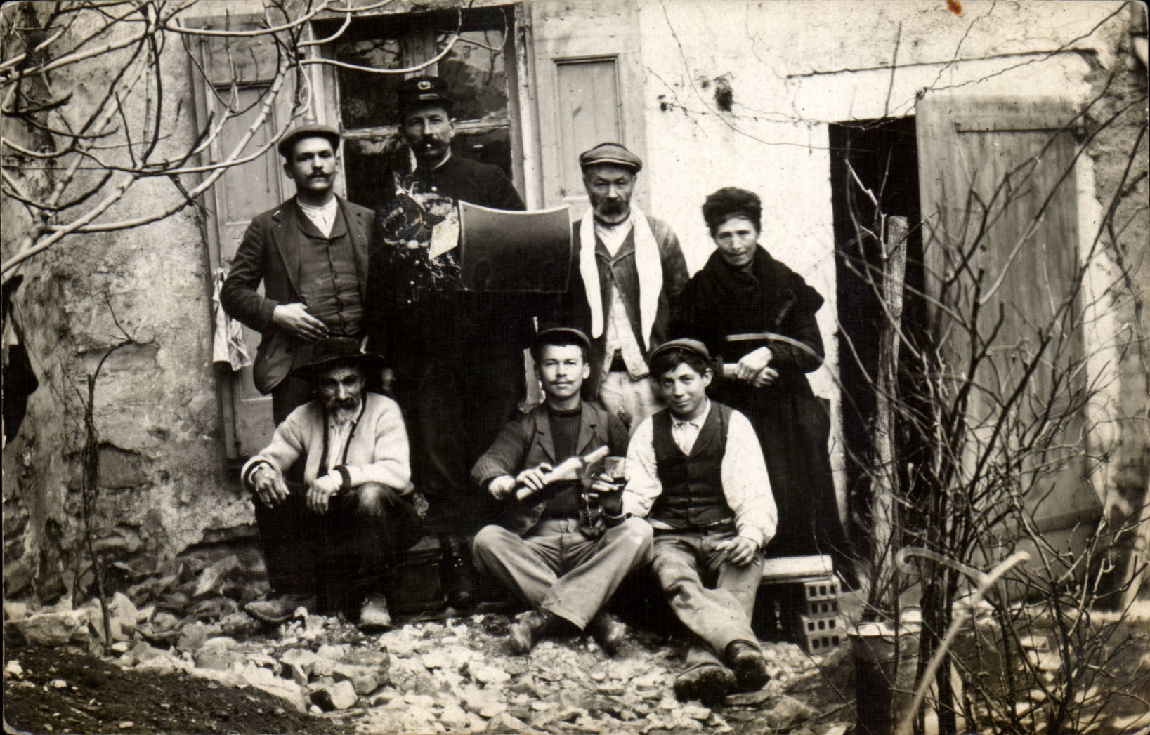 Groupe d'hommes devant une maison — Algérie — Carte postale interne