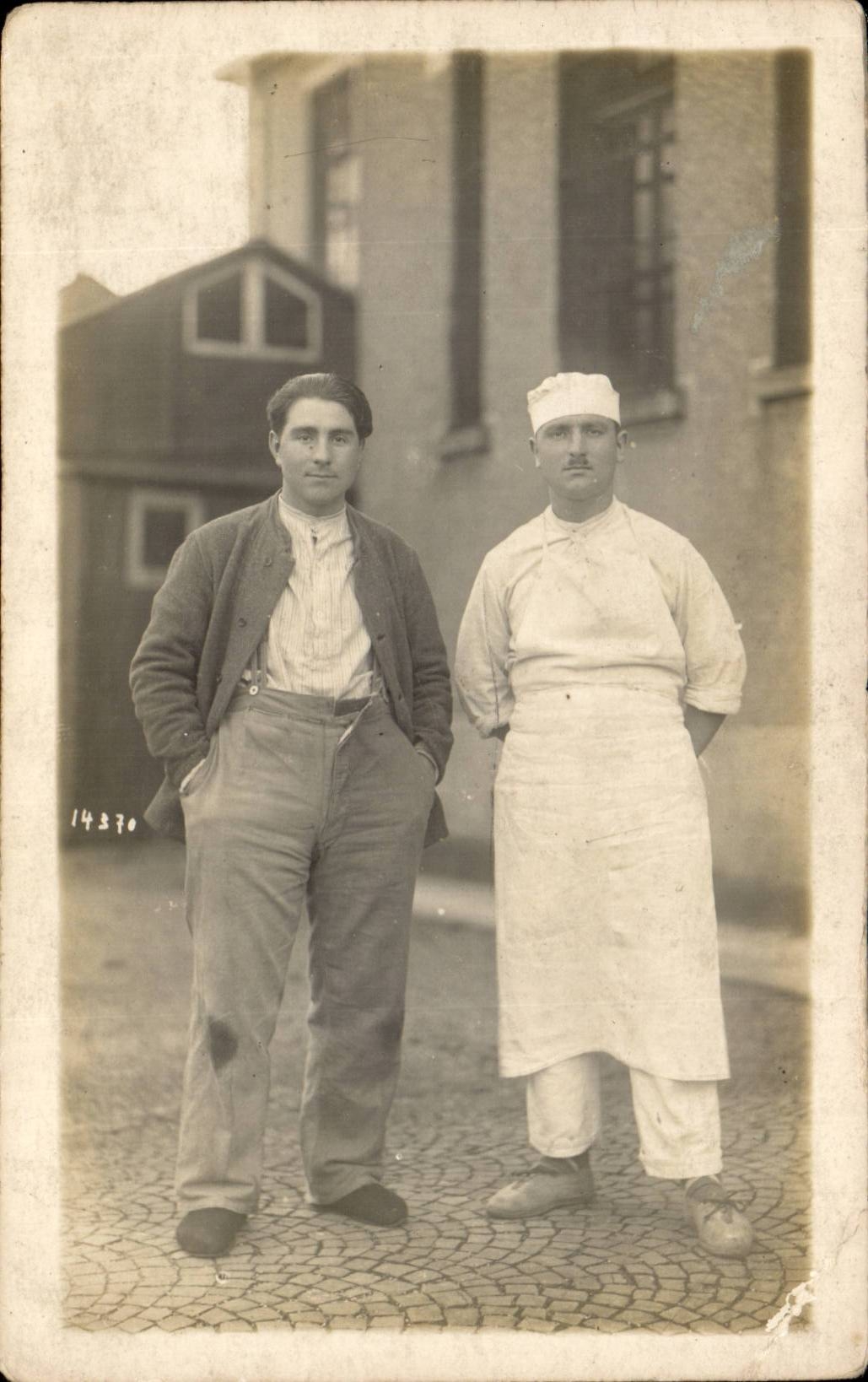 Deux hommes — un en tenue de cuisinier — photographie de Lindstedt am Rhein, 1958
