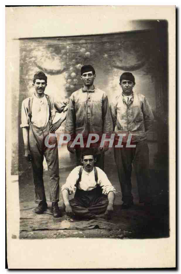 Groupe de quatre hommes — photographie studio — éditeur inconnu