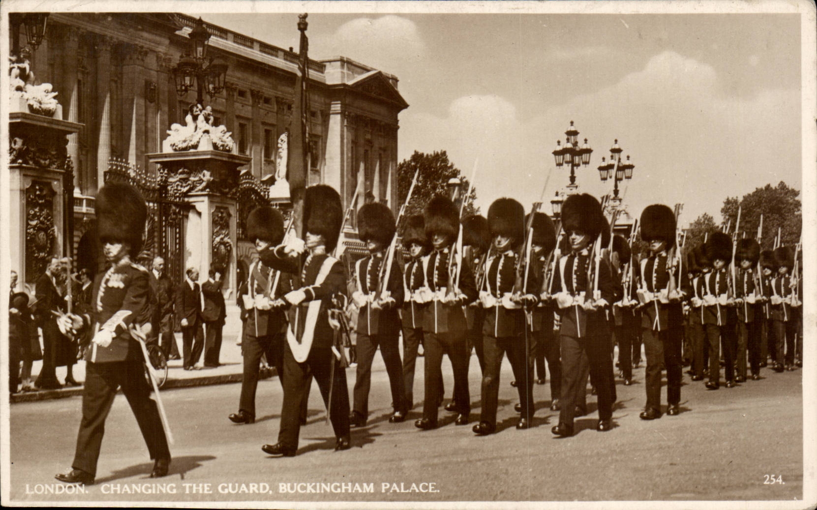 Angleterre - England - London - Londres Changing The Guard - Buckingham Palace - CPA 