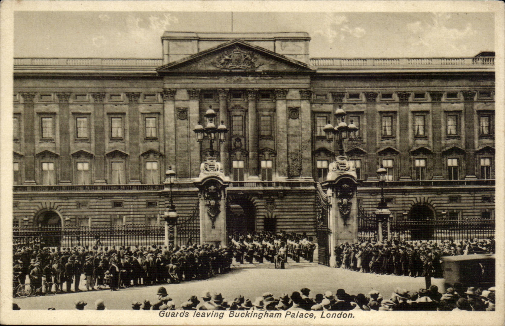 Angleterre - England - London - Guards leaving Buckingham Palace - CPA 