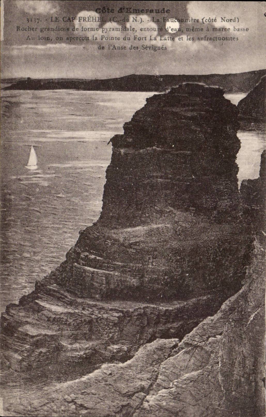 Cap Fréhel (Côte d'Émeraude) — Rocher pyramidal, Pointe du Fort La Latte — éditeur Laurent-Néronnes