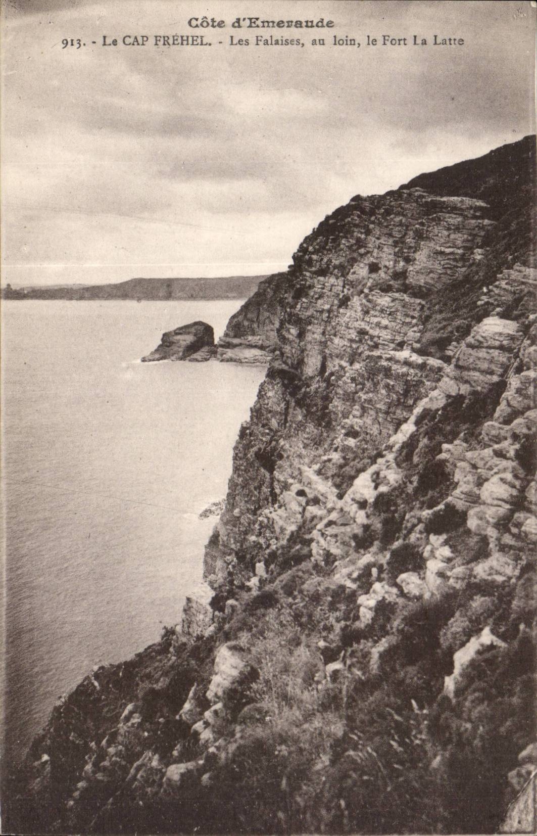 Cap Fréhel — Les falaises, au loin le Fort La Latte — Côte d'Émeraude, n°913, éditeur Laurent, Rennes