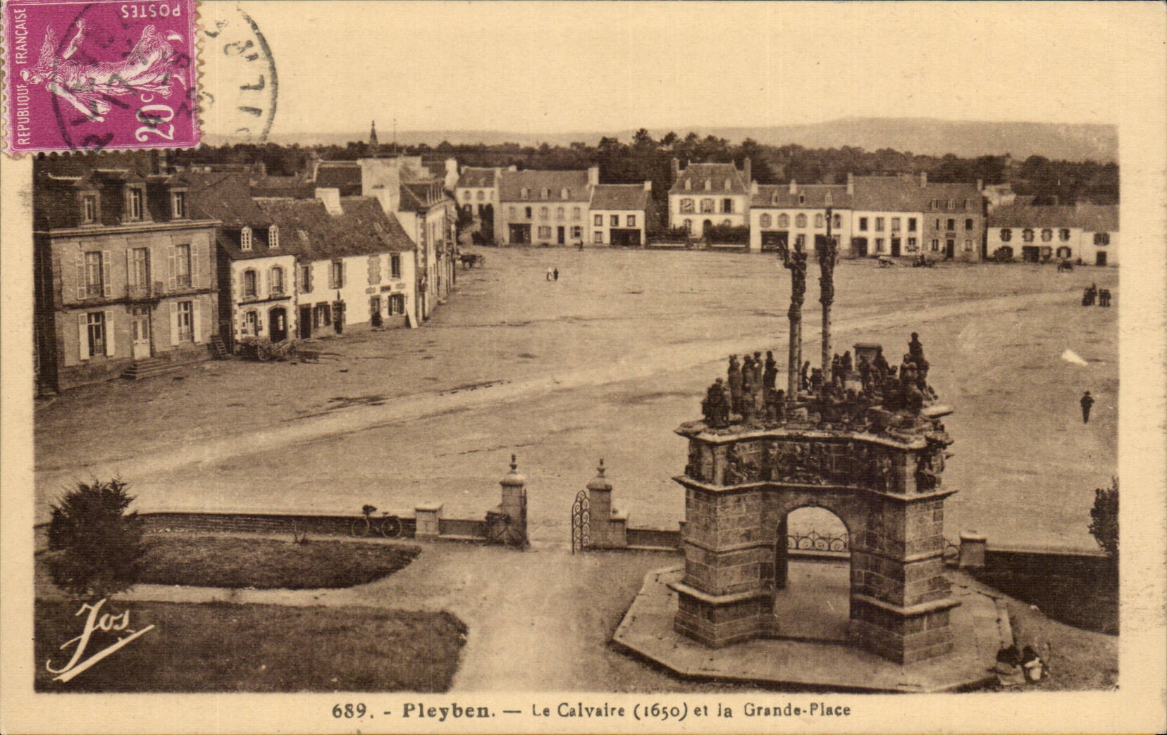 Pleyben CPA Le calvaire et la grand place