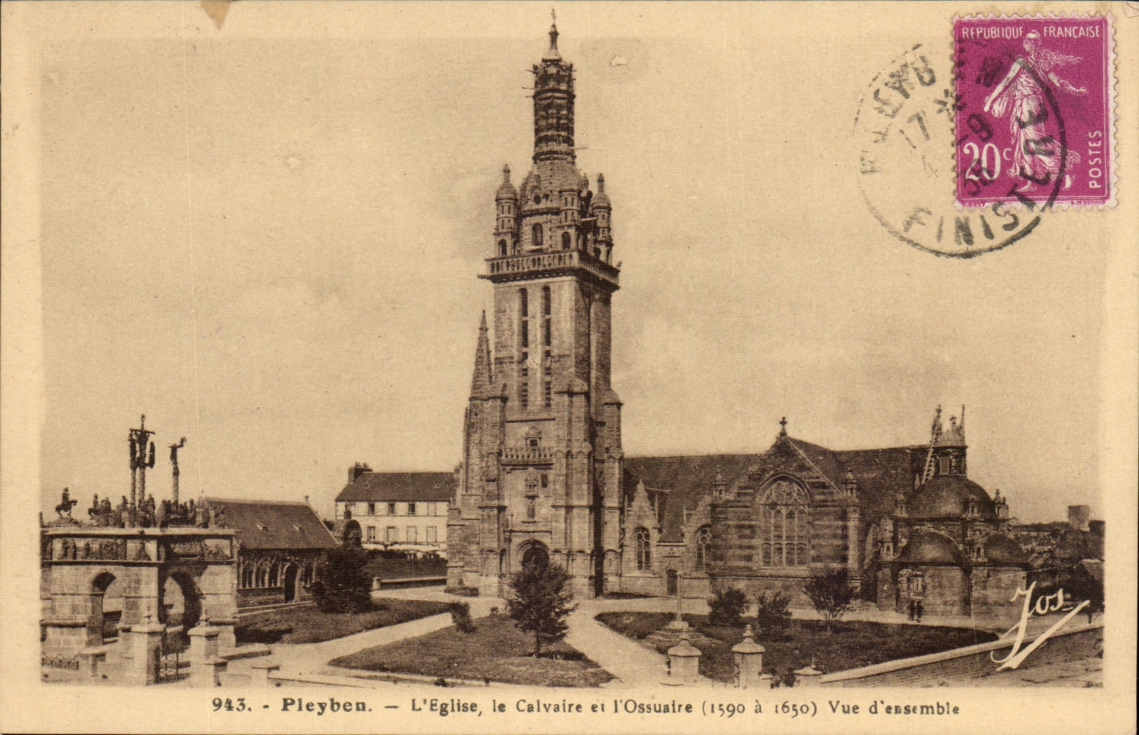 Pleyben CPA L'eglise le calvaire et l'ossuaire (1590 a 1650) Vue d'ensemble