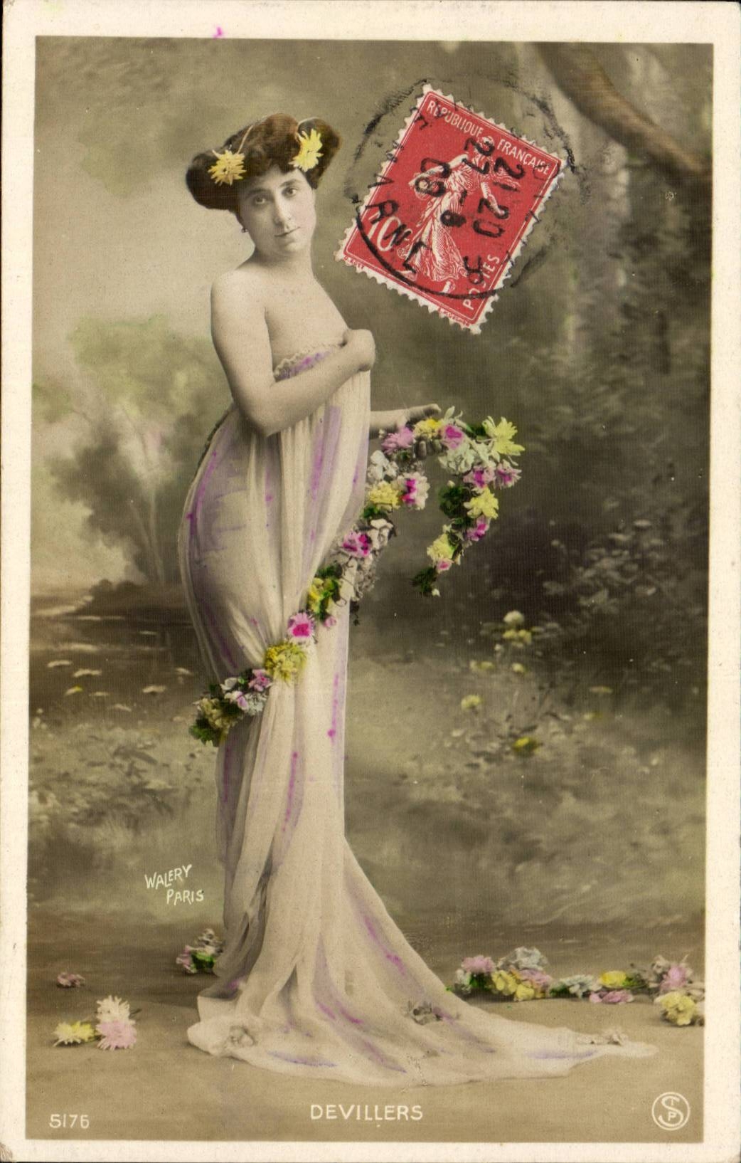 Mujer en vestido floreado — retrato fotográfico — Walery Paris, n° 5175, editor Devillers