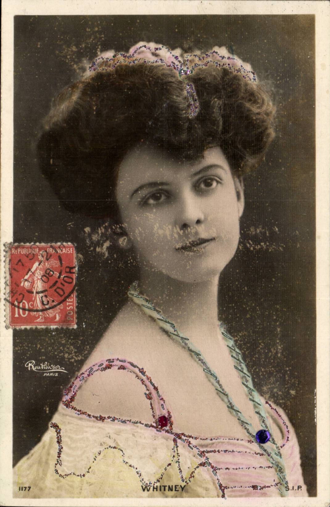 Whitney — Portrait de femme en robe brodée — Reutlinger, n° 1177