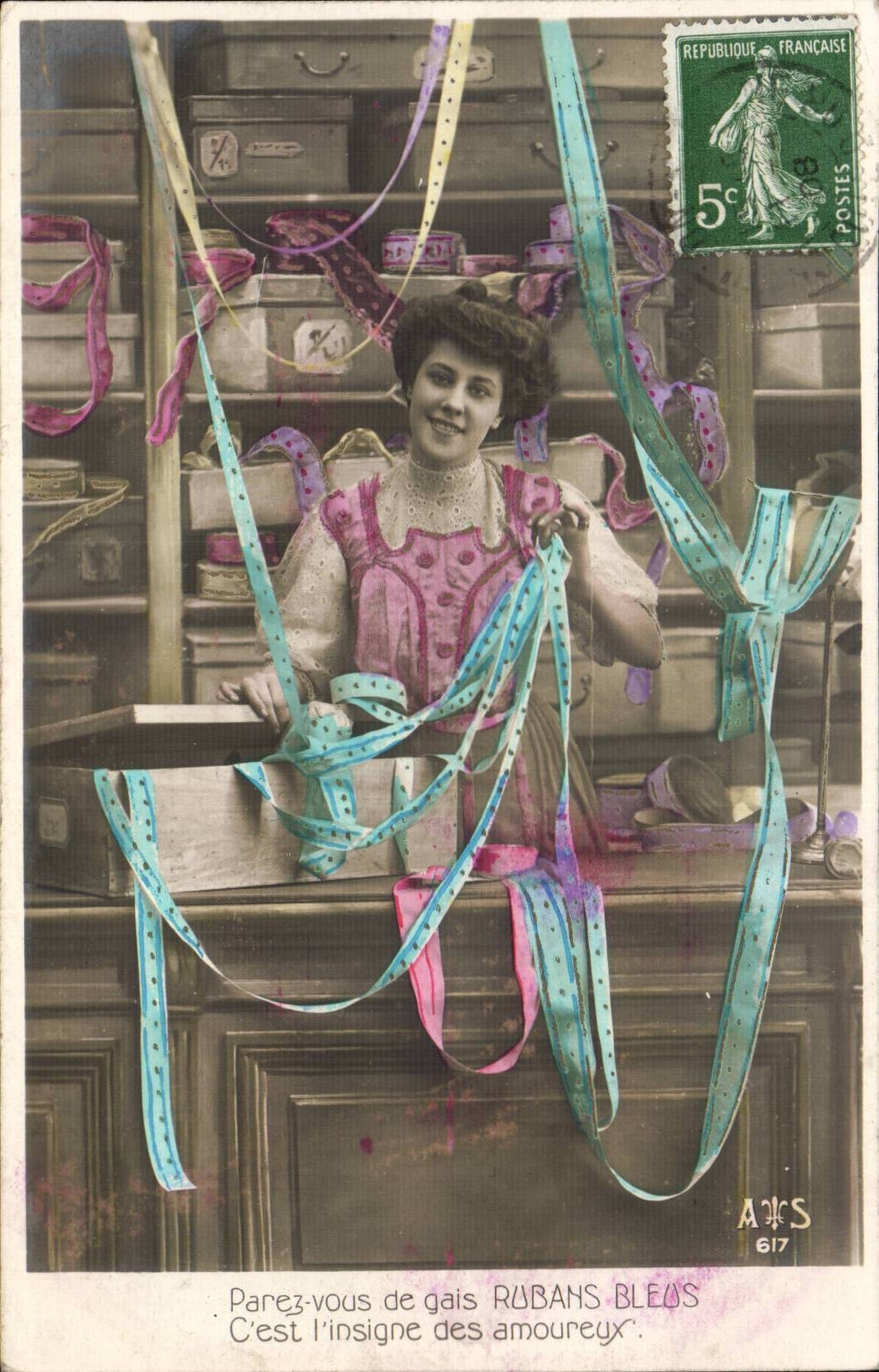 Mujer en una tienda de cintas — editor AJS n°617
