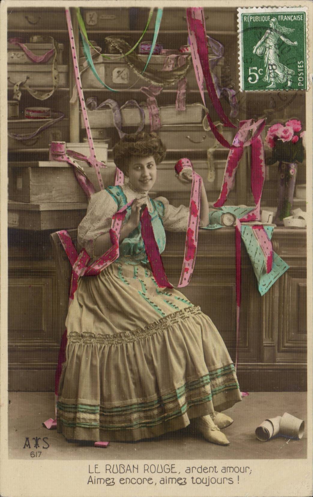 Mujer en una tienda de cintas — A.S. 617 — Editor A.S.