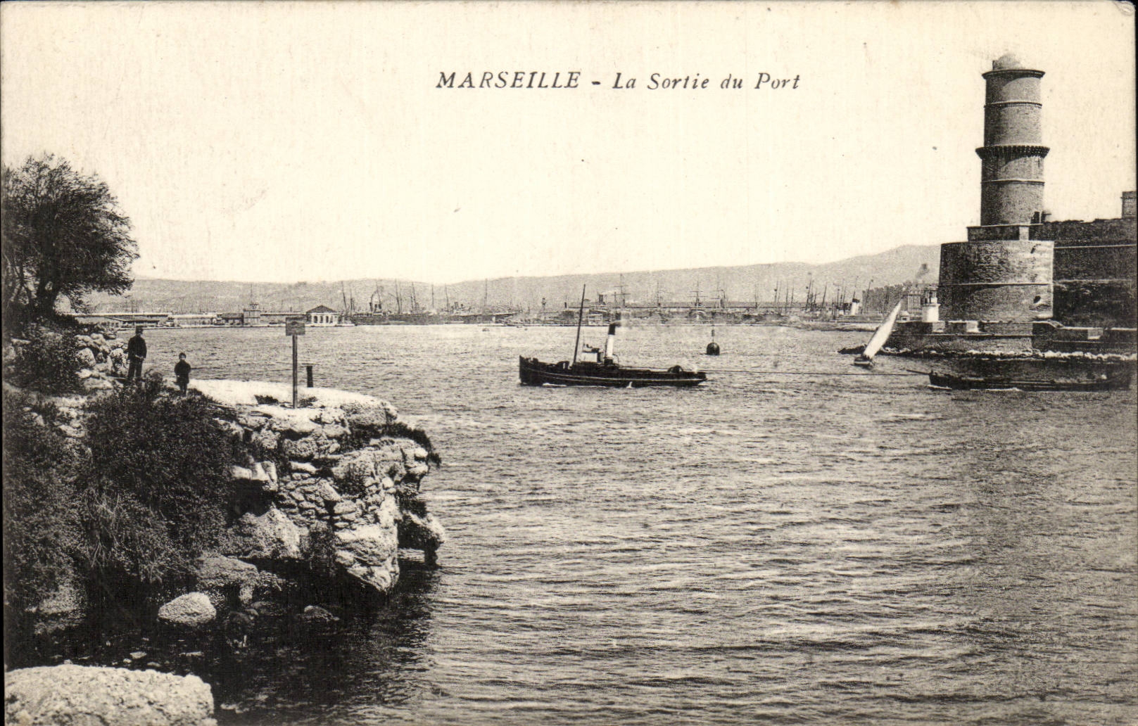 Marseille CPA La sortie du port (phare lighthouse)