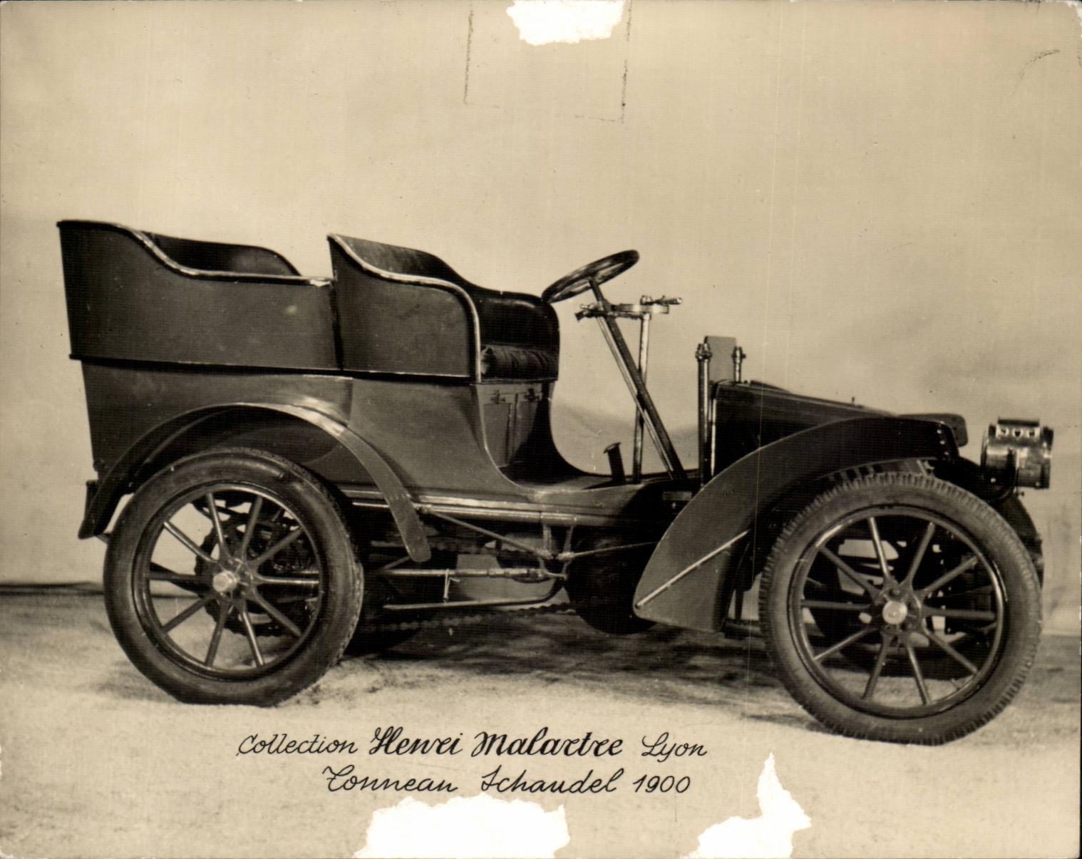 Automobile de 1900 — Collection Henwei Malartre, Lyon — sans éditeur ni numéro de série visible