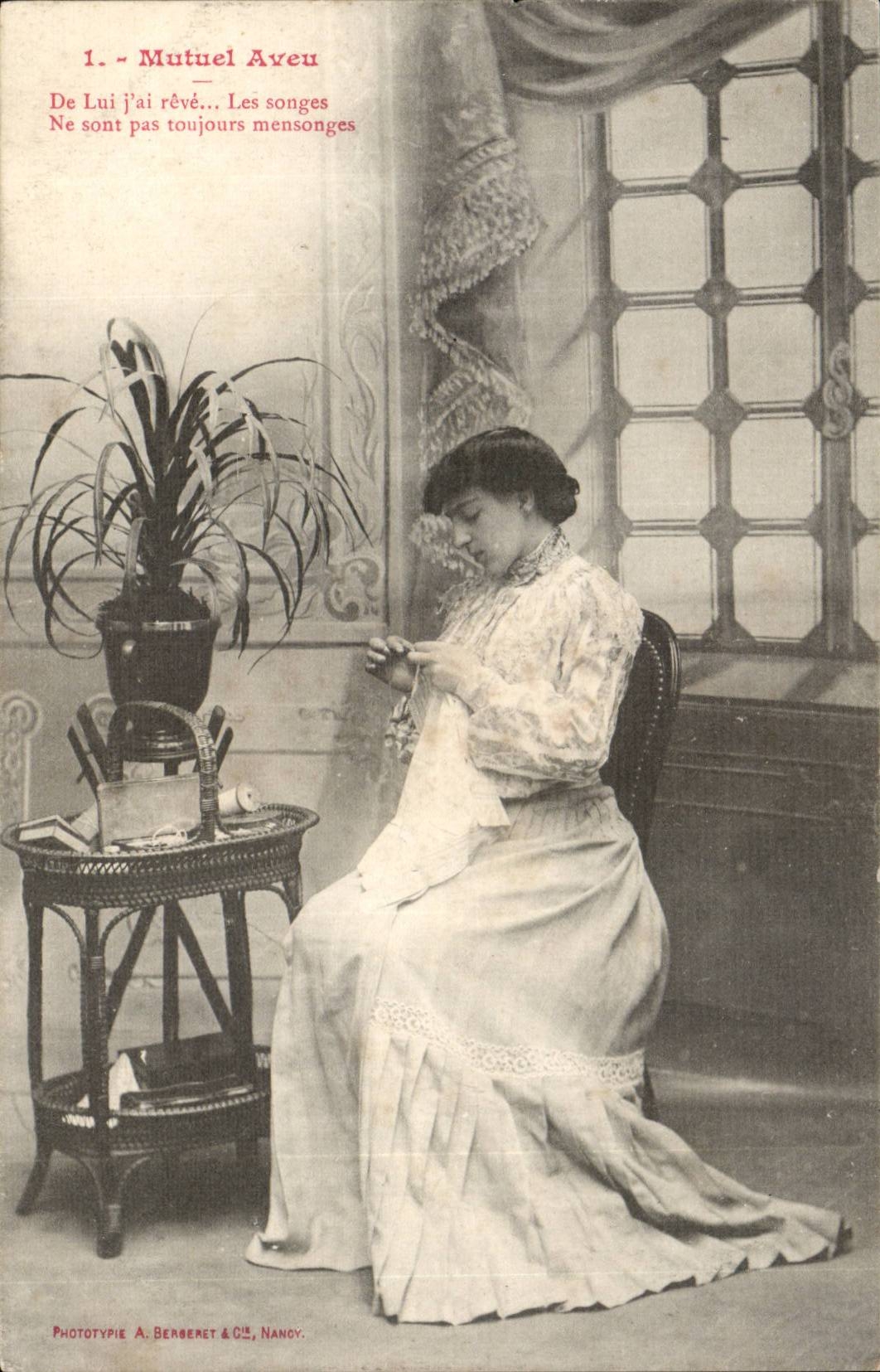 Femme en robe à dentelle — brodant — Phototypie A. Berberet & Cie, Nancy