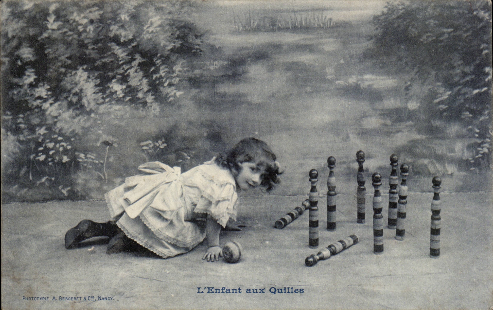 CPA Fantaisie Enfant aux quilles