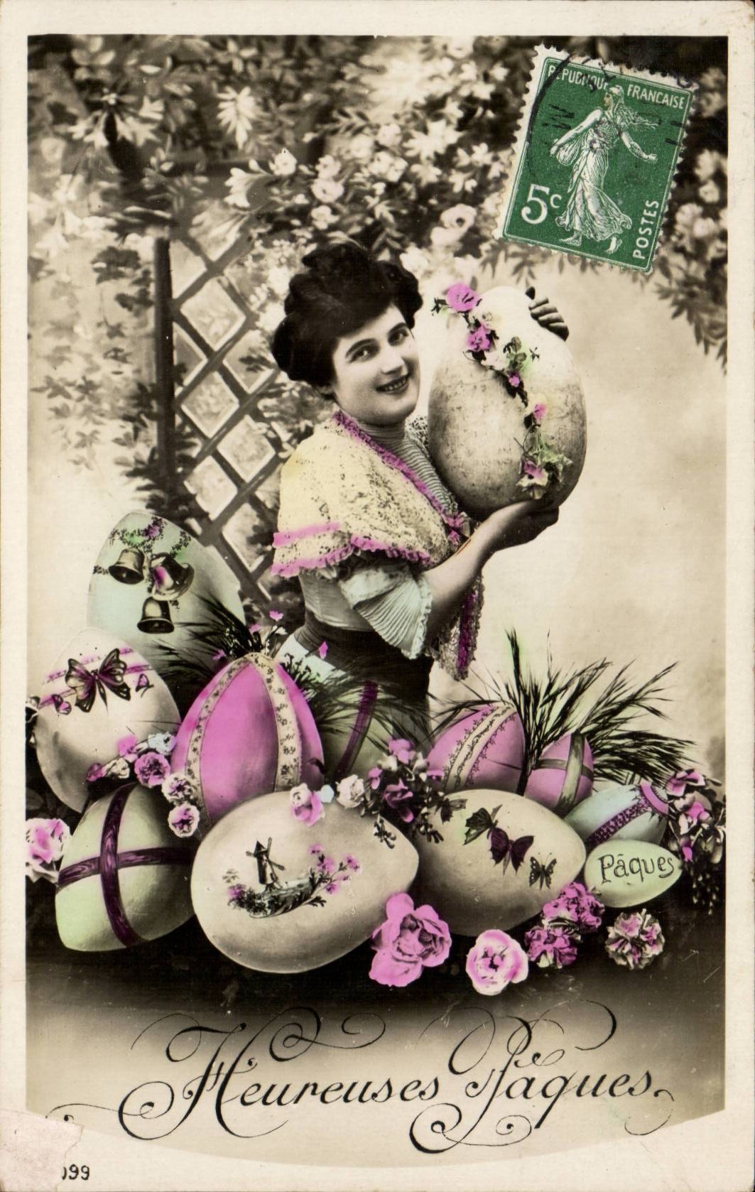 CPA Fantaisie Femme Heureuses Paques (oeuf EAster)