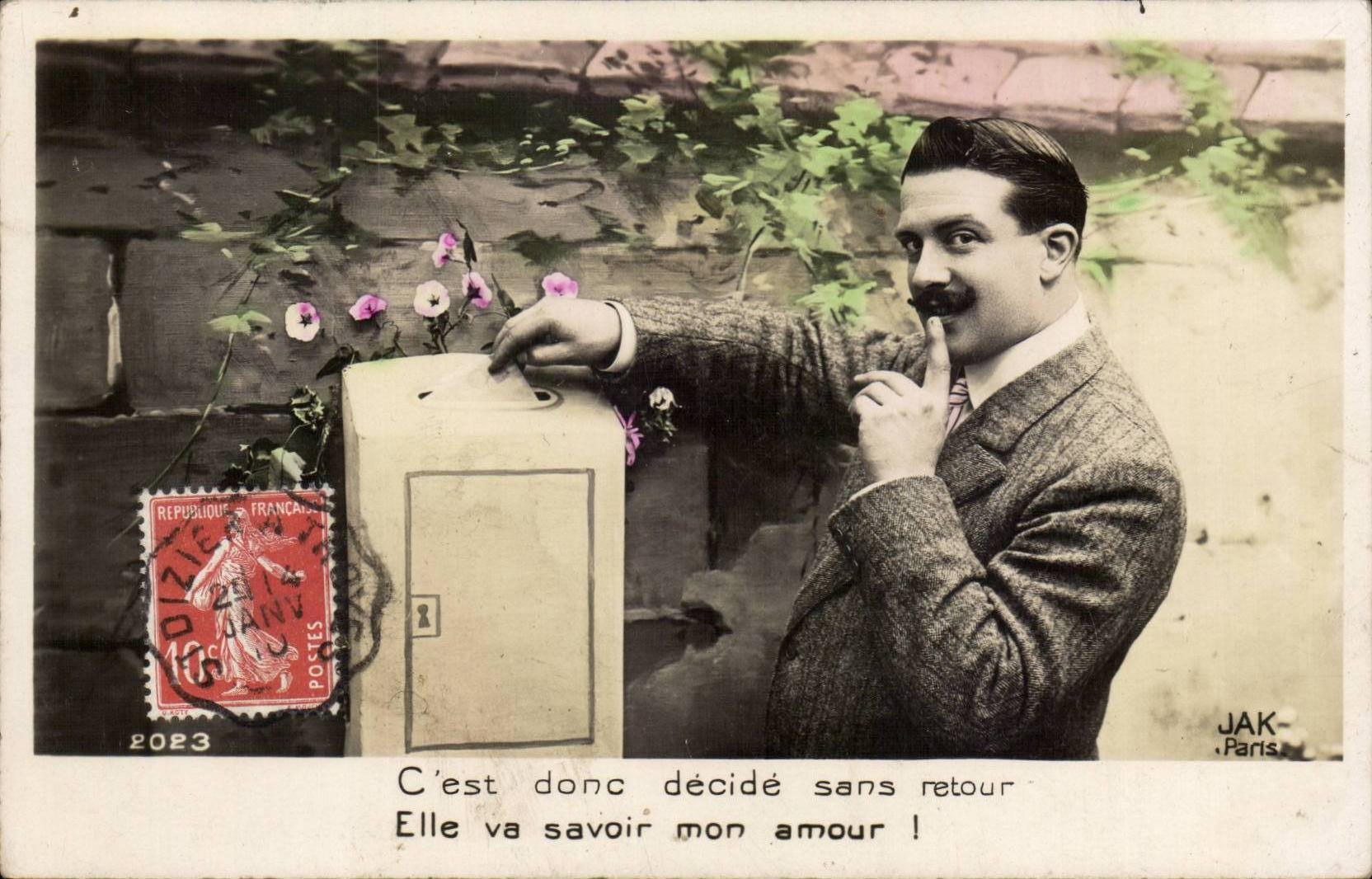 Homme à la moustache devant une boîte aux lettres — JAK, Paris — n° 2023