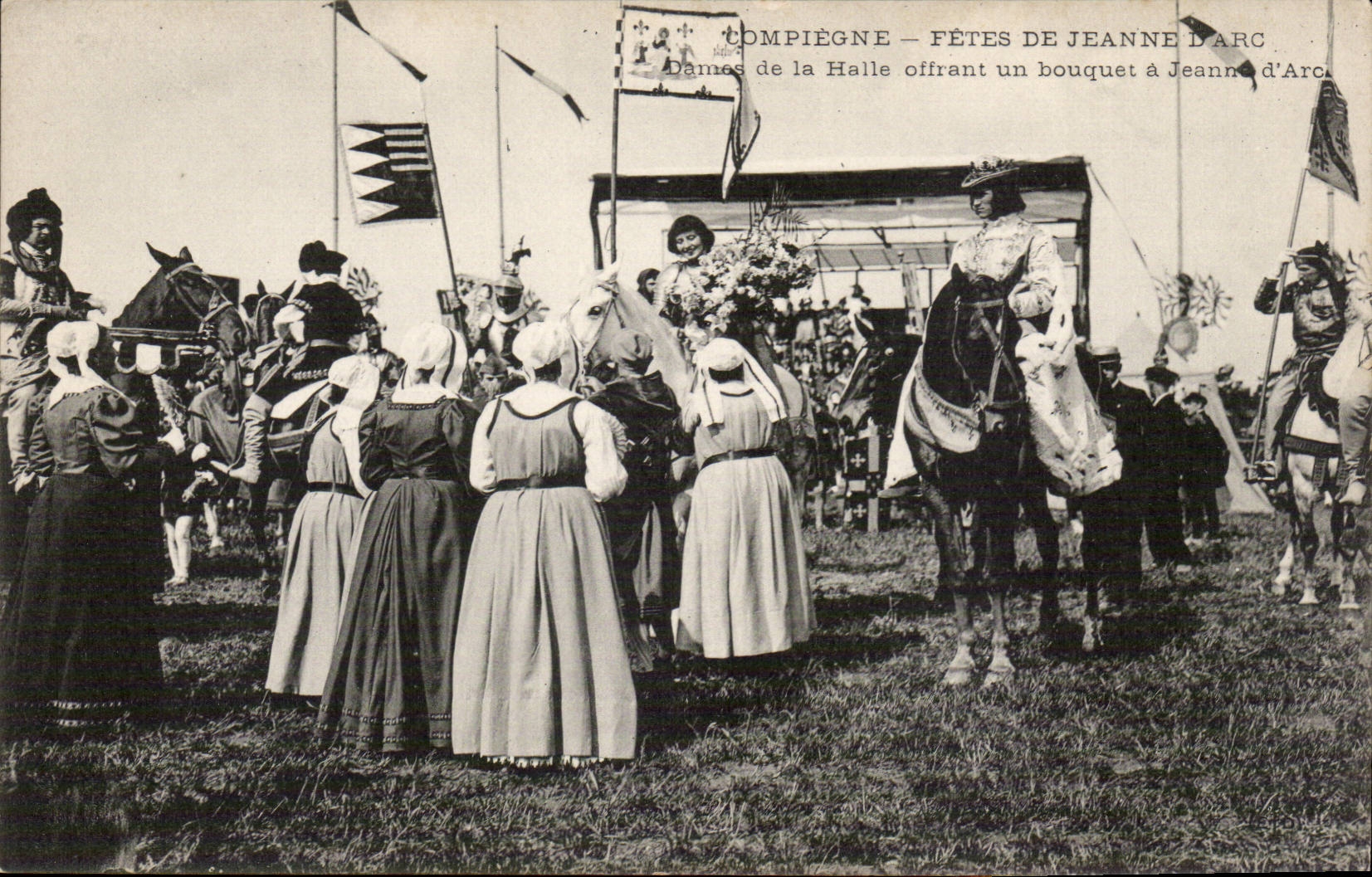 Compiègne — Fêtes de Jeanne d'Arc — Dames de la Halle offrant un bouquet à Jeanne d'Arc