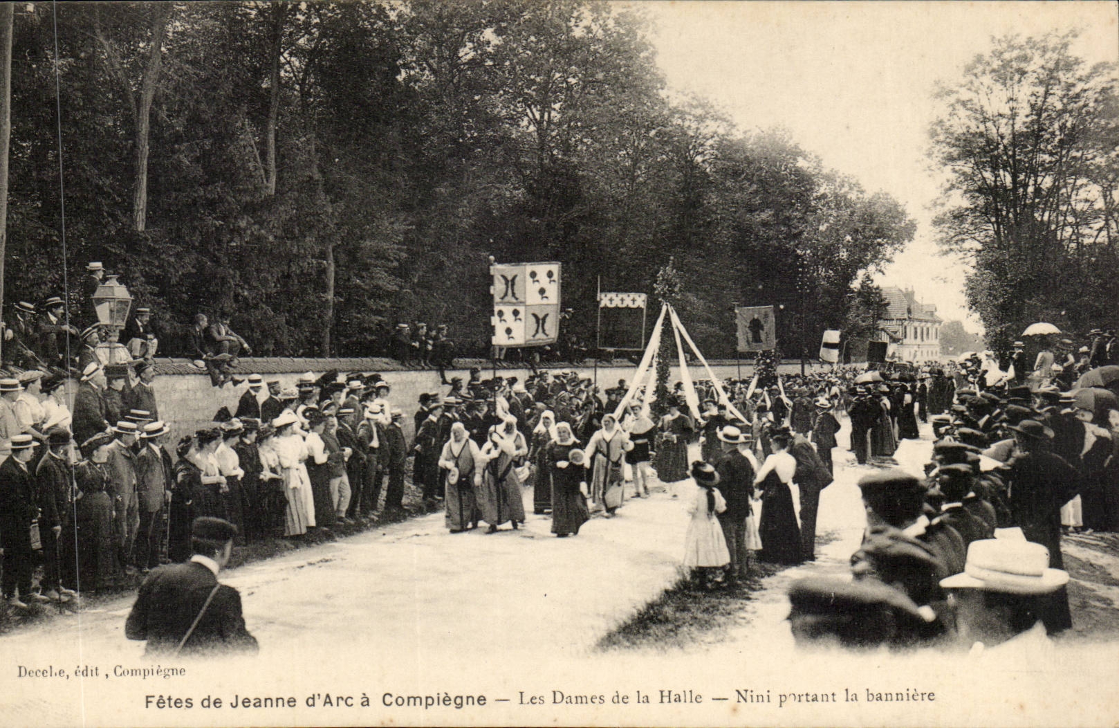 Fêtes de Jeanne d'Arc à Compiègne — Les Dames de la Halle — Nini portant la bannière — Decelé, édit, Compiègne