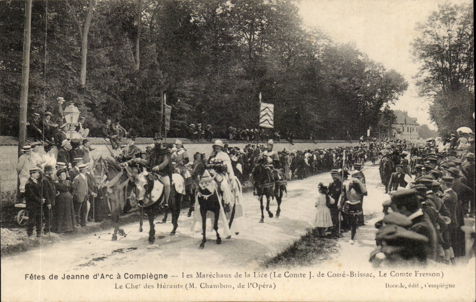 Fêtes de Jeanne d'Arc à Compiègne — Les Maréchaux de la Lice (Le Comte J. de Cossé-Briassac, Le Comte Fresson) — Le Chevalier des Hérauts (M. Chambron, de l'Opéra) — Decelec, édit, Compiègne