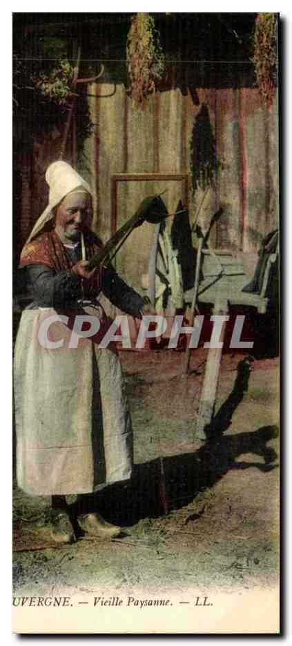 CPA Folklore Costumes Types d'Auvergne Vieille paysanne TOP