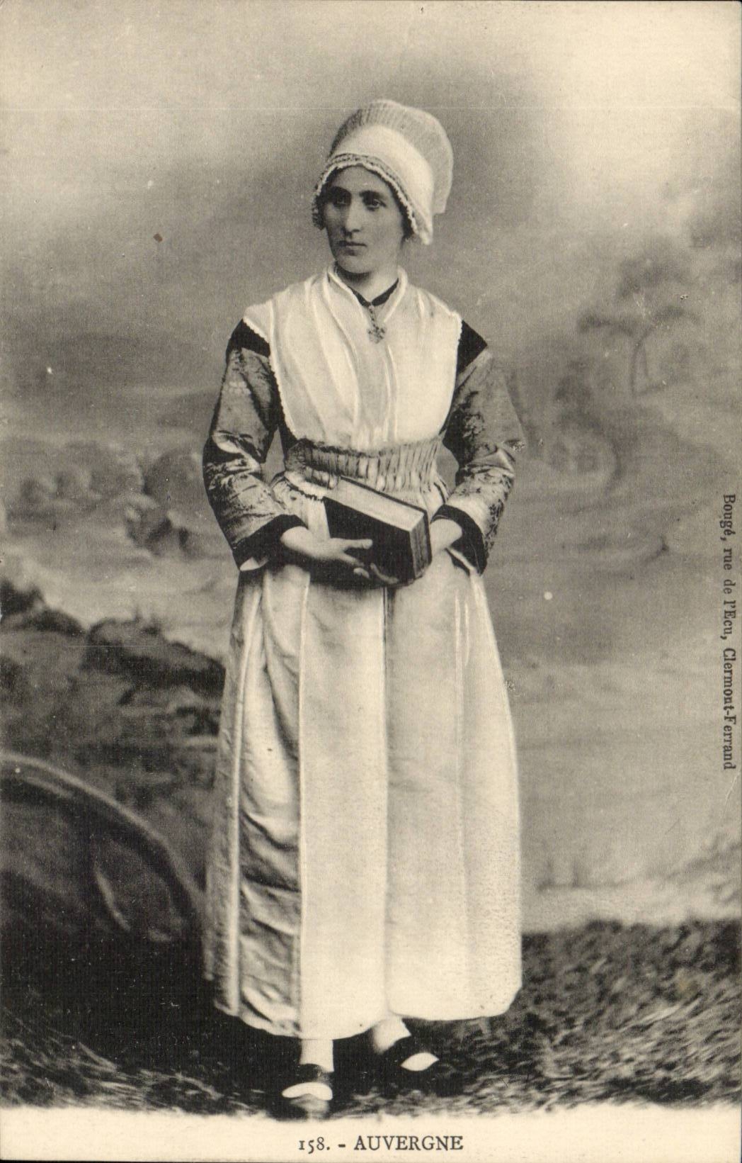 CPA Folklore Costumes Types d'Auvergne Femme TOP