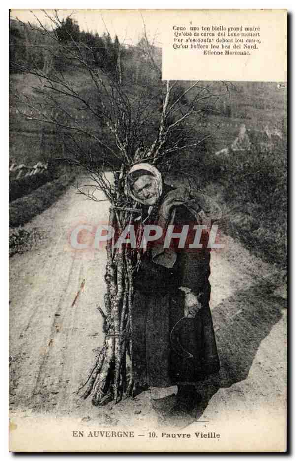 CPA Folklore Costumes Types d'Auvergne Pauvre vieille TOP