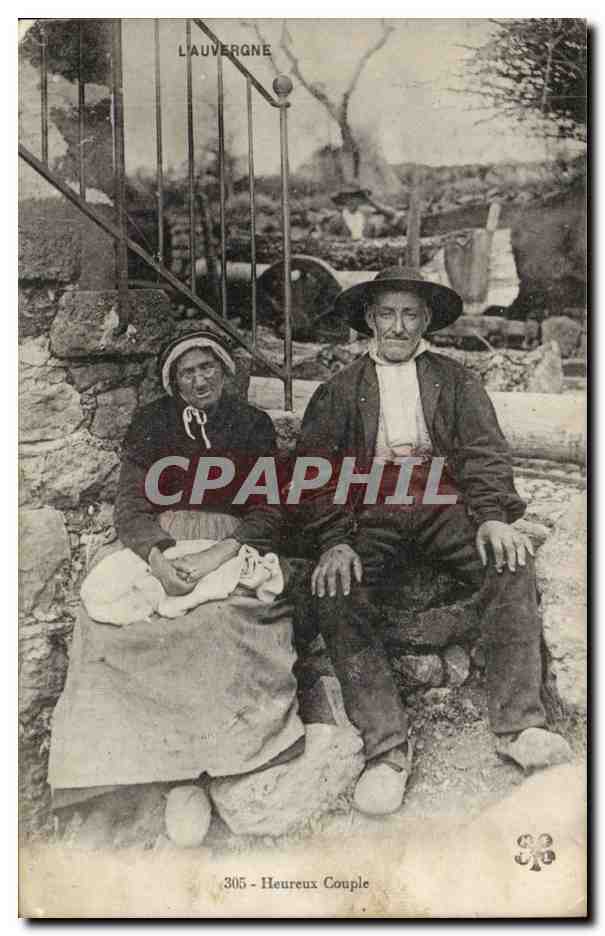 CPA Folklore Costumes Types d'Auvergne Heureux couple TOP
