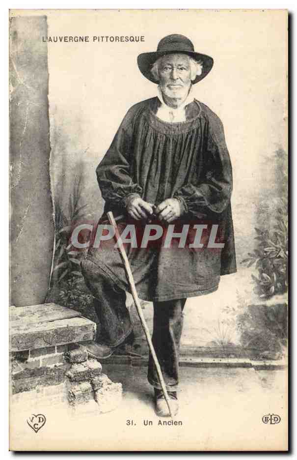 CPA Folklore Costumes Types d'Auvergne Un ancien TOP