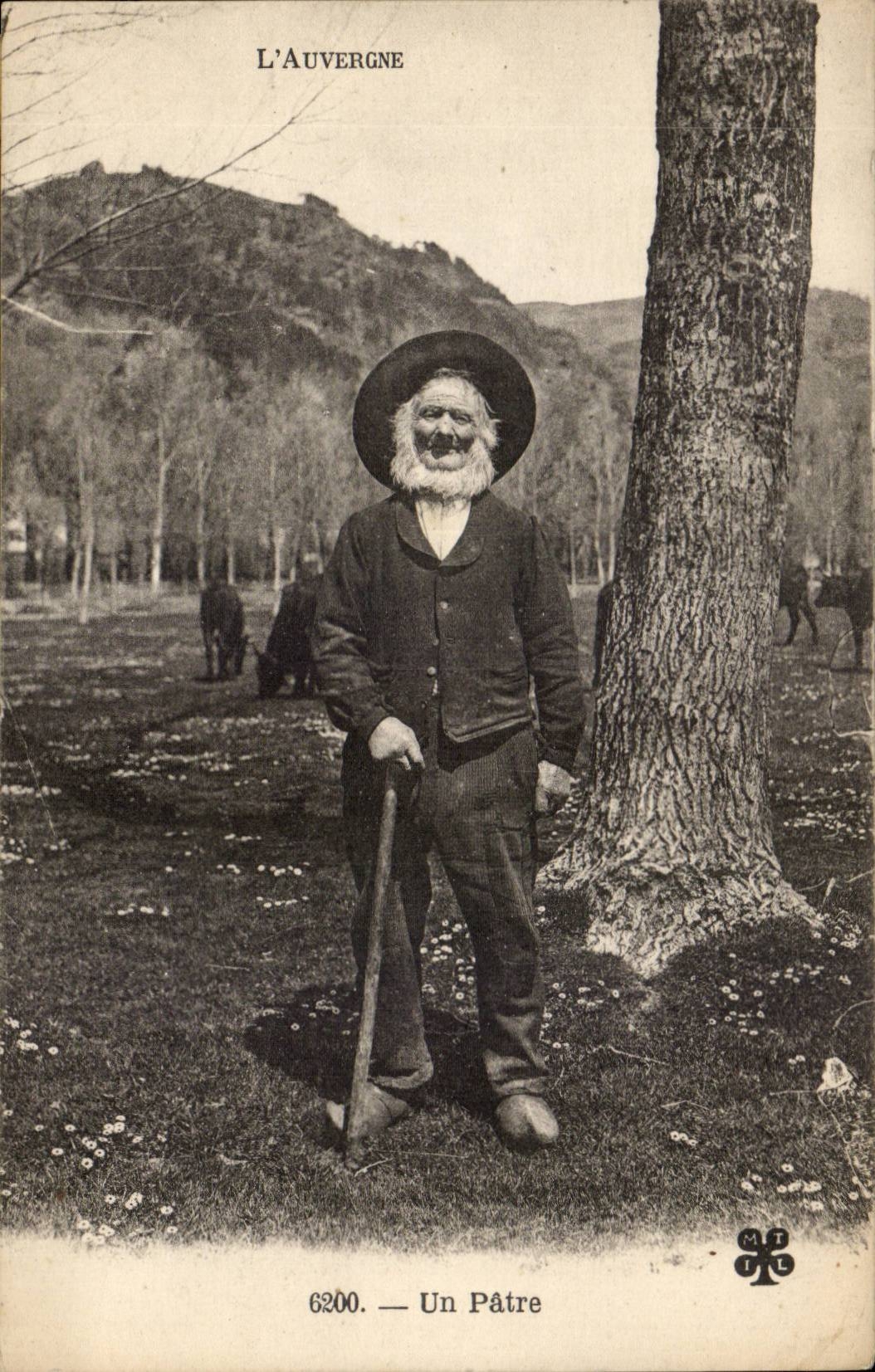 CPA Folklore Costumes Types d'Auvergne Un patre TOP