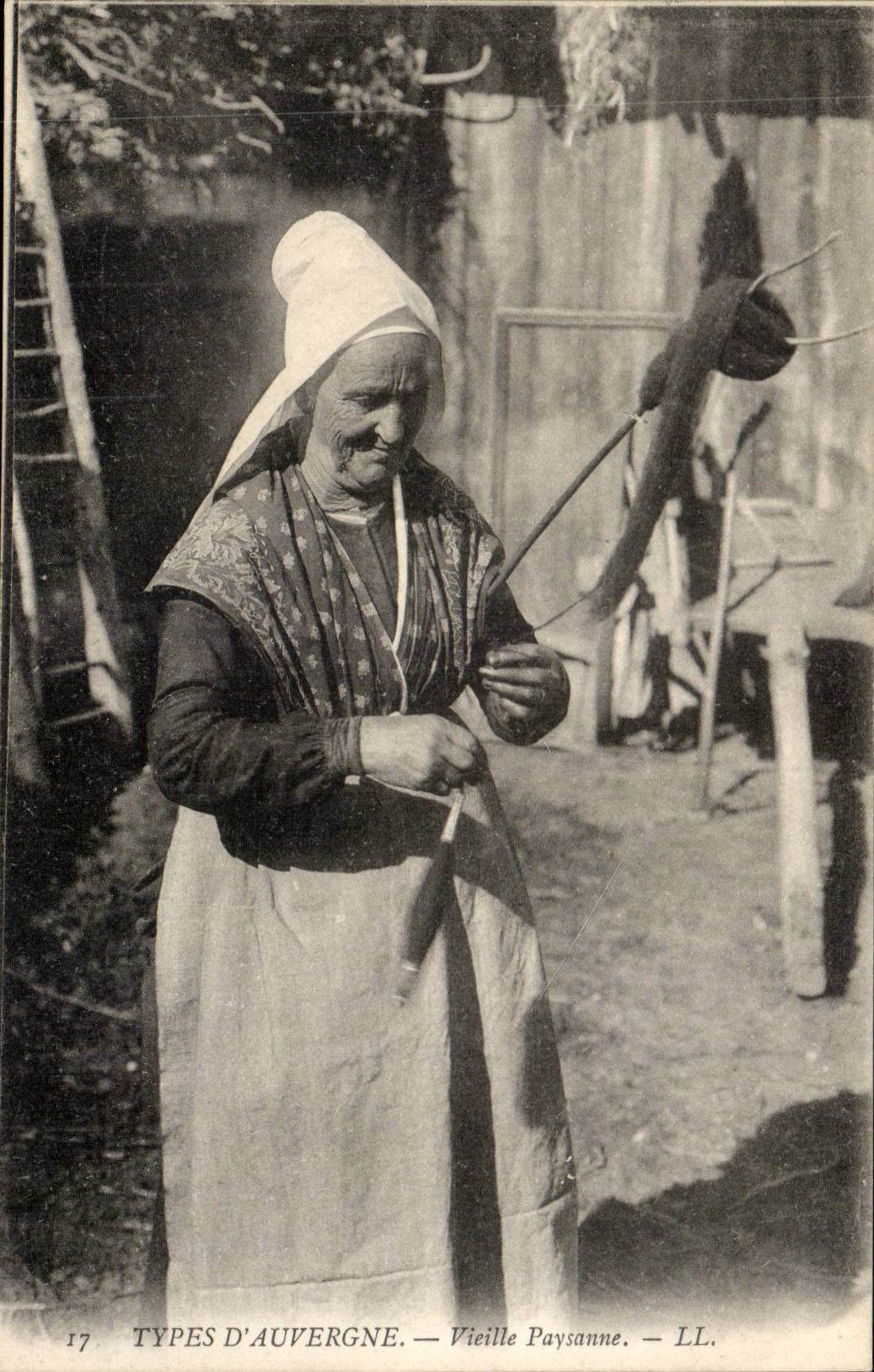 Types d'Auvergne — Vieille Paysanne — LL. n°17