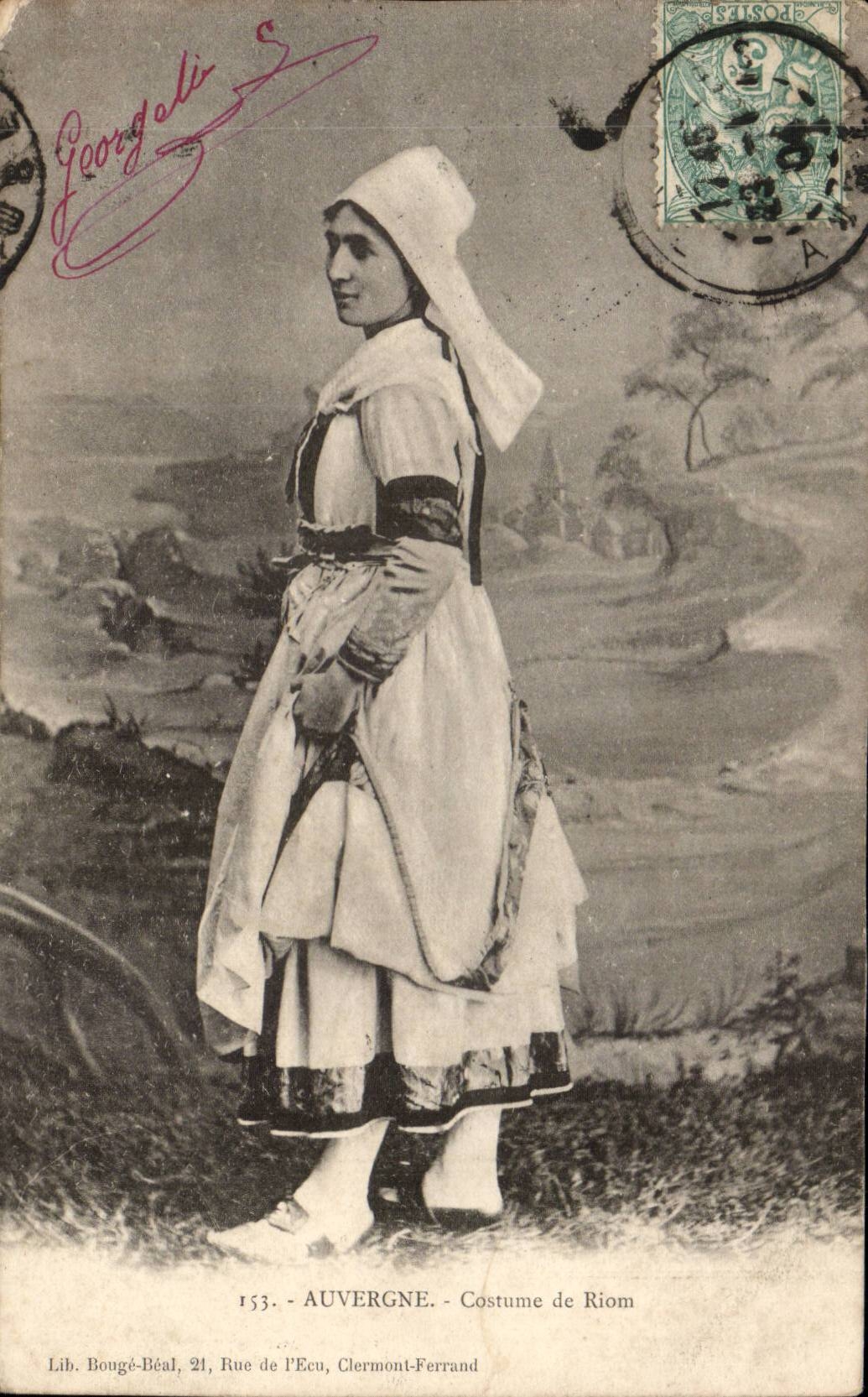 CPA Folklore Costumes Types d'Auvergne Costume de Riom TOP