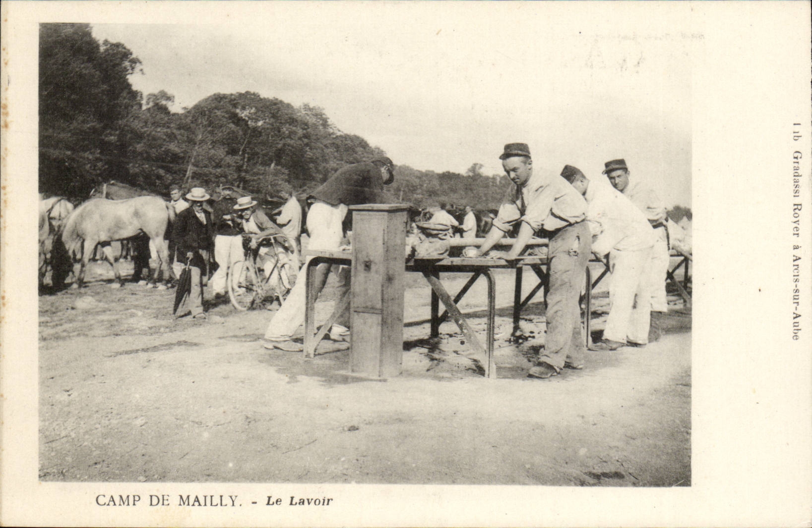 Militaria CAmp de Mailly CPA La lavoir