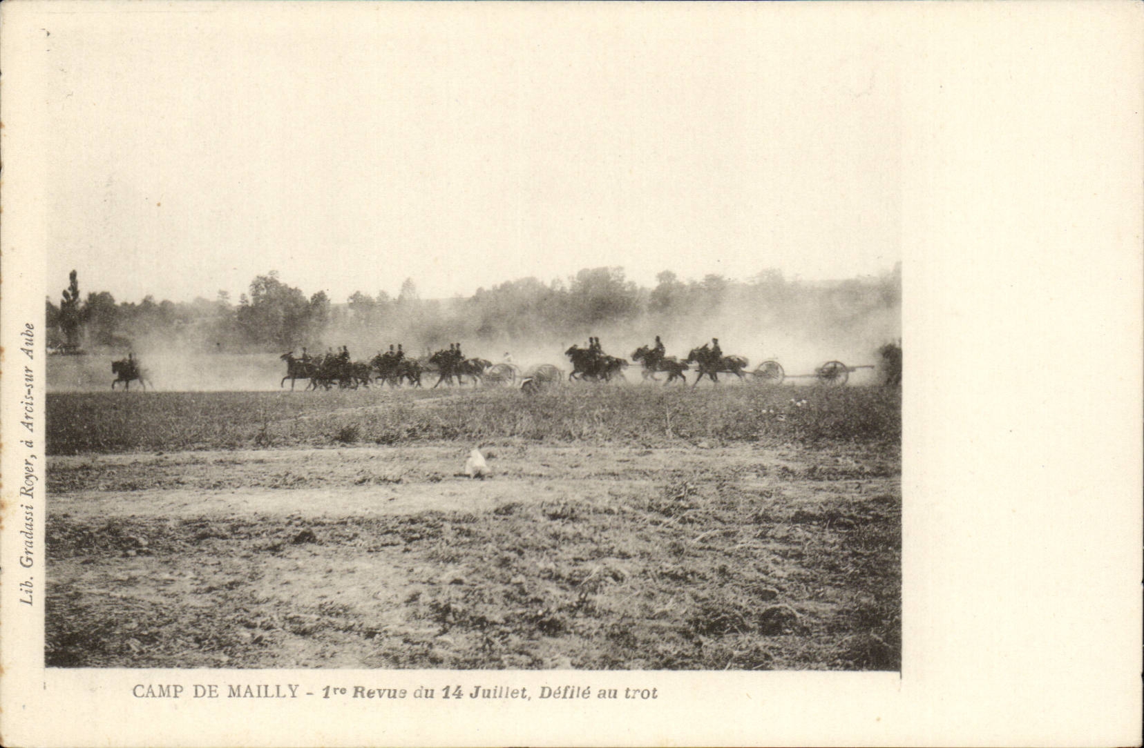 Militaria CAmp de Mailly CPA 1ere revue du 14 juillet DEfile au trot