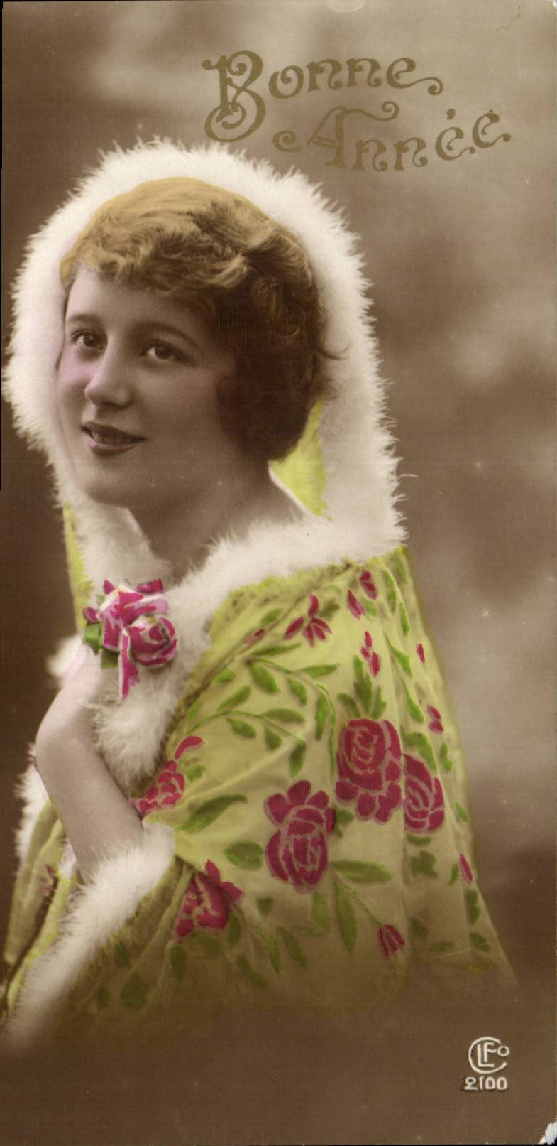 Jeune femme en manteau à col fourrure — Bonne Année — LFCo 2100