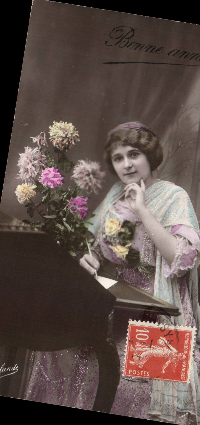 Jeune femme avec bouquet de chrysanthèmes — Bonne année — Éditeur : Leflande