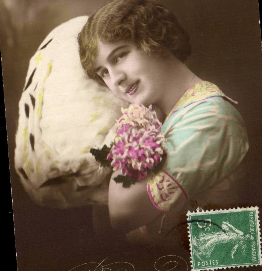 Jeune femme souriante — avec bouquet de fleurs — tirage G. PIPROT, Paris