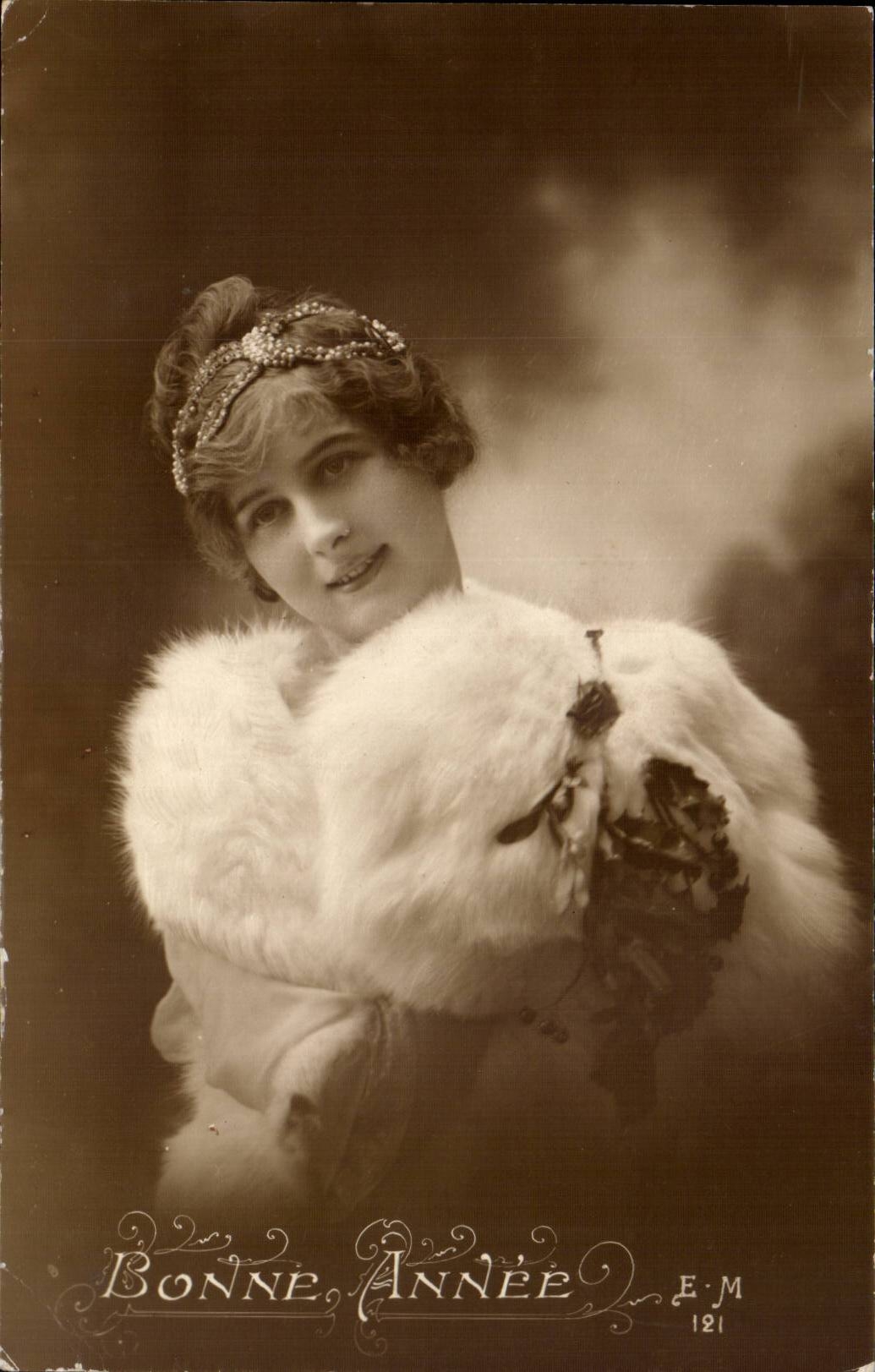 Jeune femme en fourrure — Bonne Année 1912 — E.M. 121
