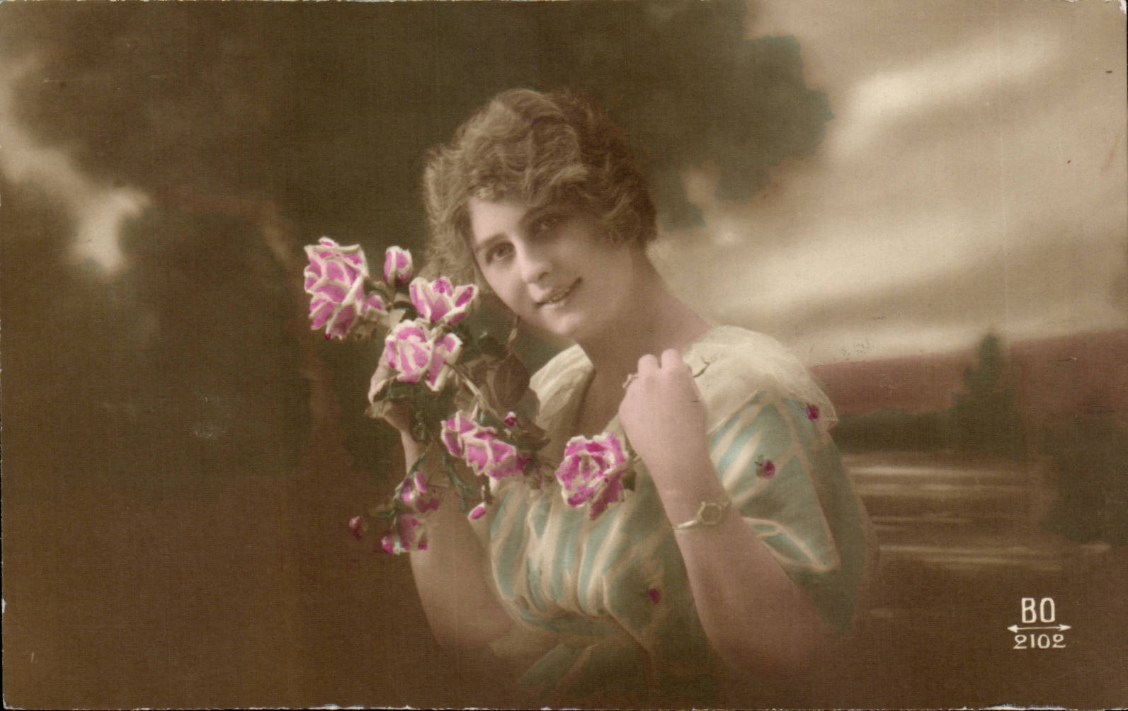Jeune femme avec roses — portrait — BO 2102