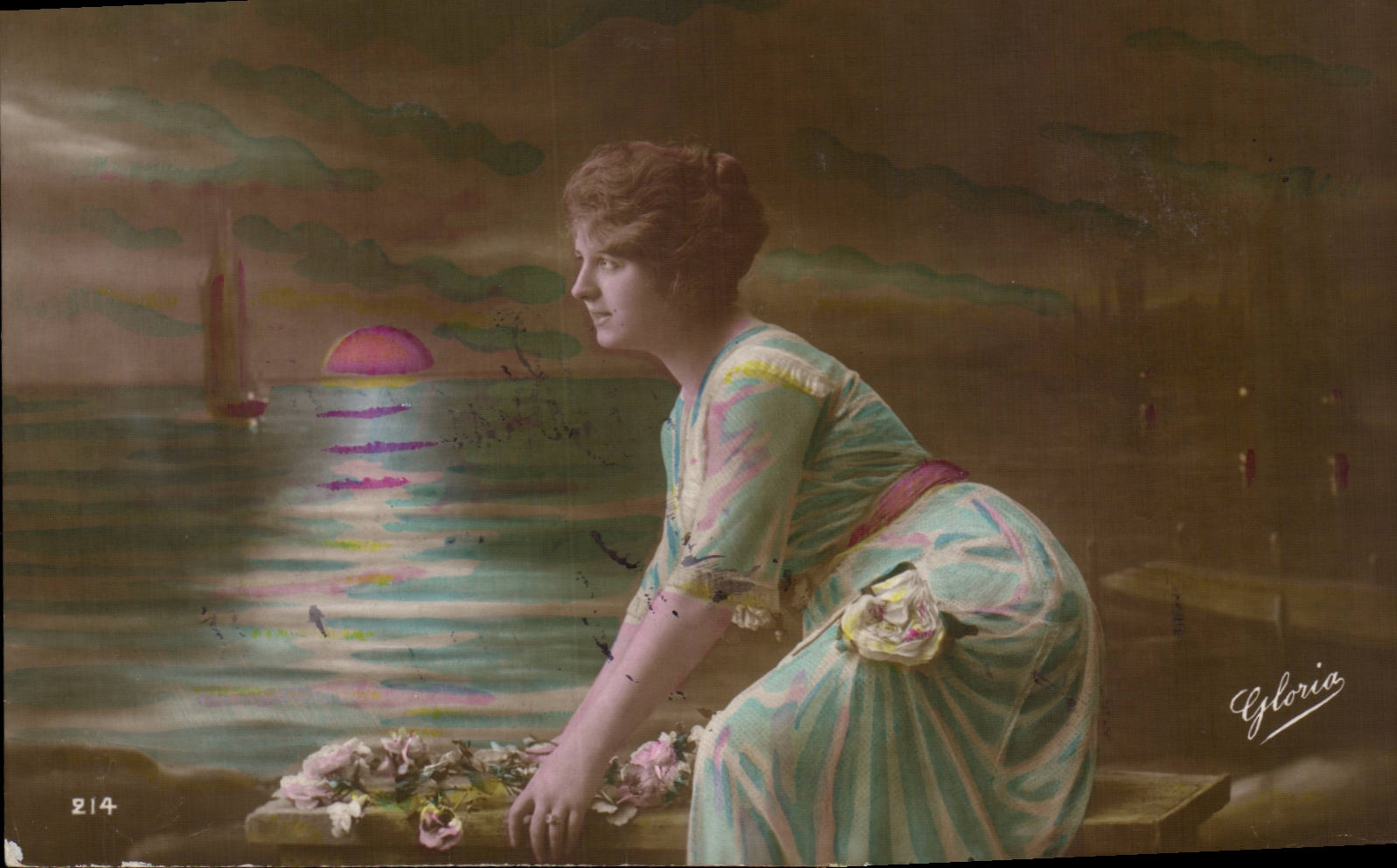 Jeune femme au bord de la mer — coucher de soleil — éditeur Gloria, n° 214