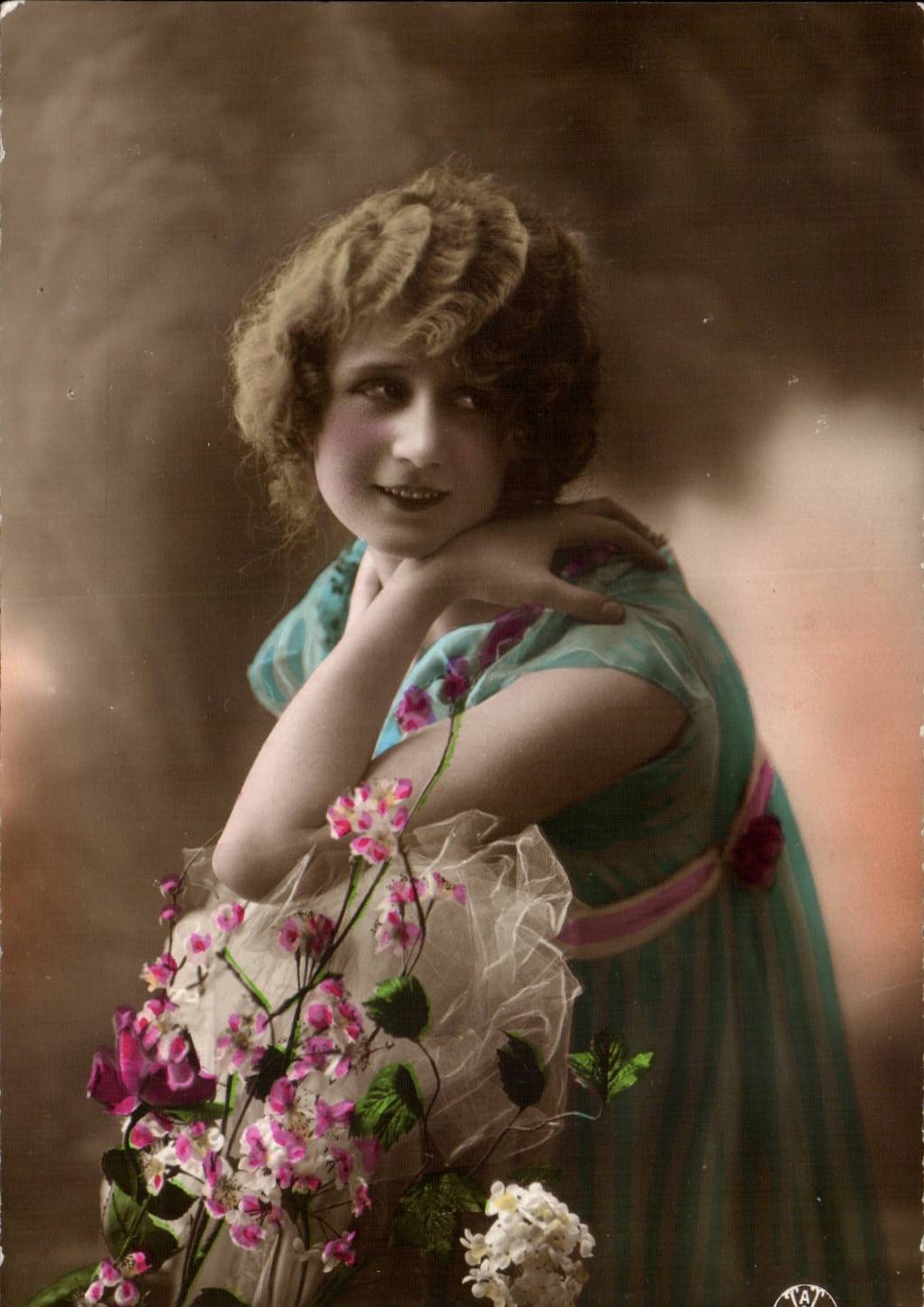 Jeune femme en robe bleue — avec bouquet de fleurs — éditeur T.A.T. n° 147