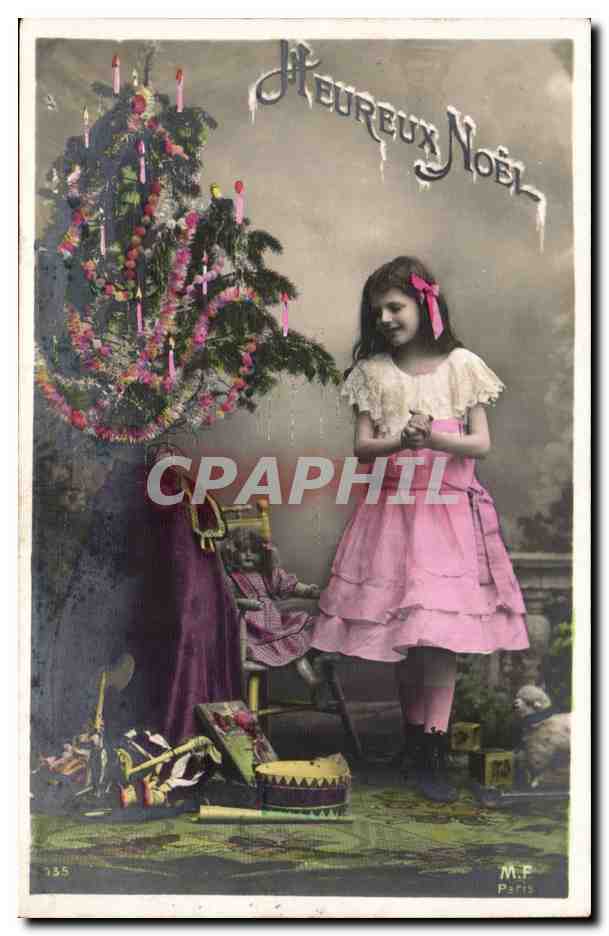 Niña en vestido rosa cerca de un abeto de Navidad — M.P. Paris n°135