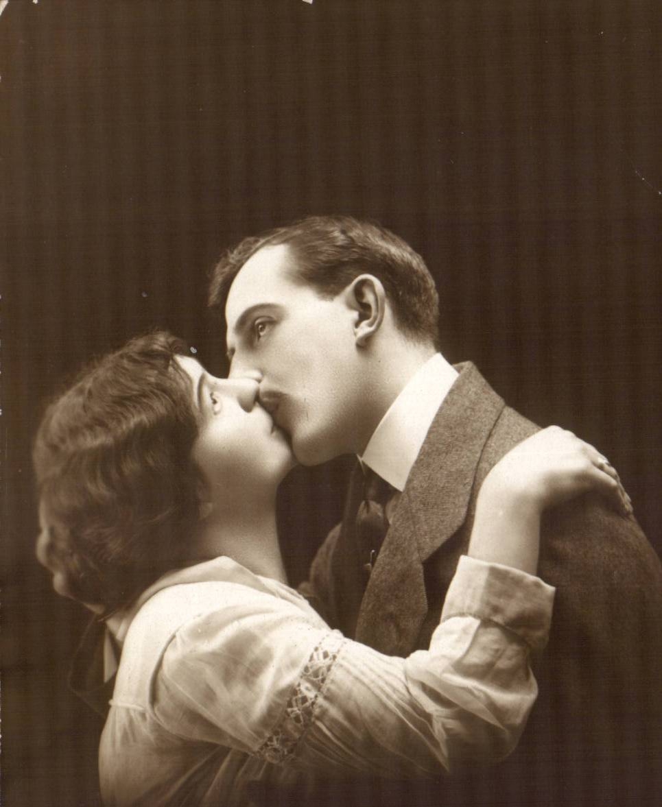 Coppia abrazada — beso — A. Christensen, Rue de la Paix, 66