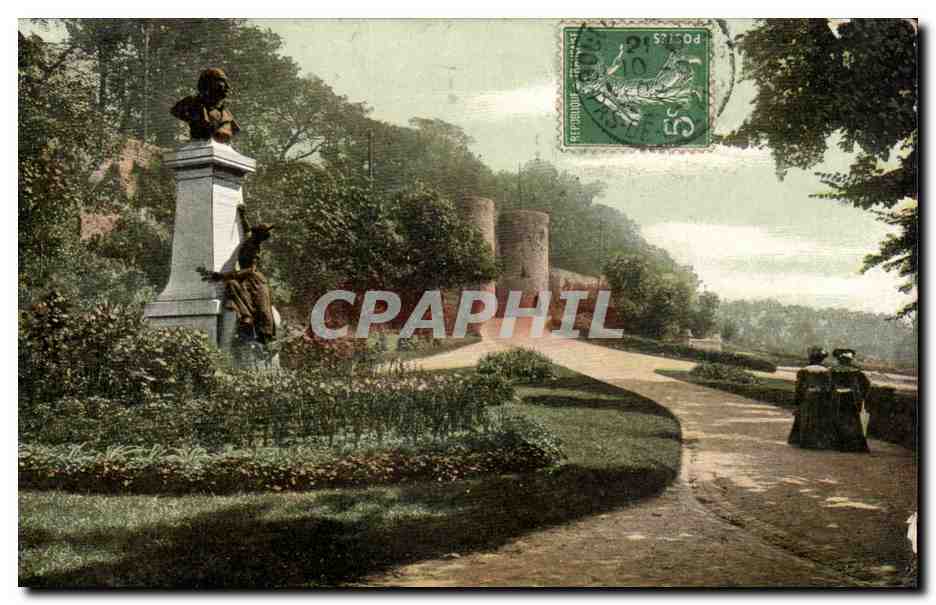 Boulogne sur Mer CPA La statue du docteur Duchenne et le jardin des remparts