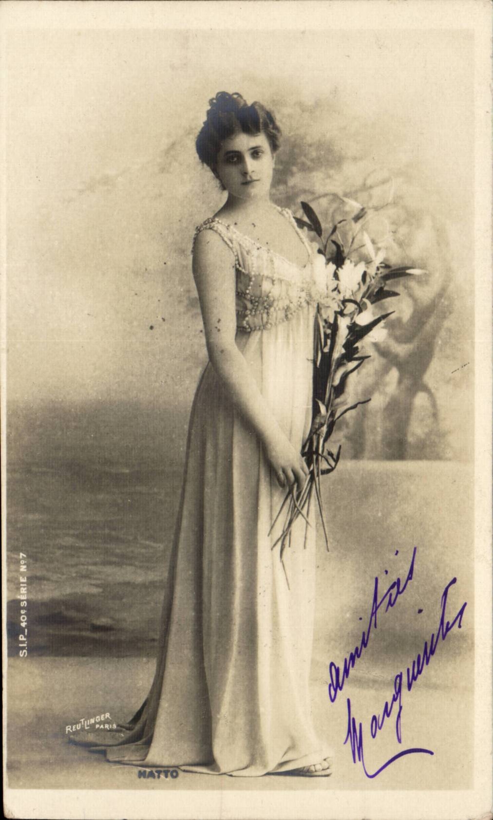 Femme en robe longue — avec bouquet — Reutlinger Paris, série N°67