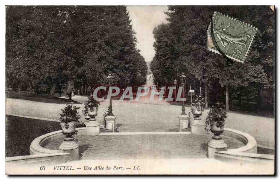 Vittel - Une Allee du Parc - CPA 