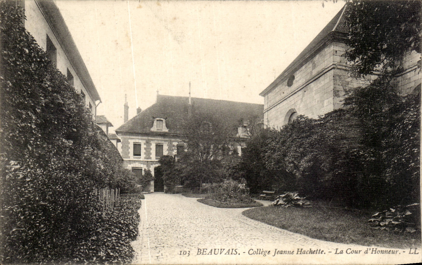 Beauvais - Collège Jeanne Hachette - La Cour d'Honneur