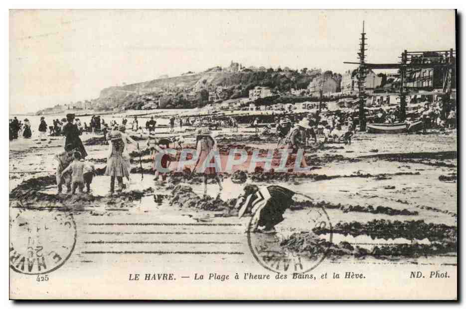 Le Havre CPA La plage a l'heure des bains et la Heve